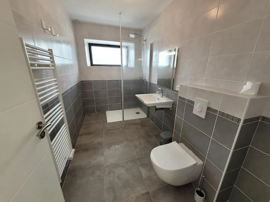 Holiday home Maison Familiale Proche Plages Avec Jacuzzi Treflez